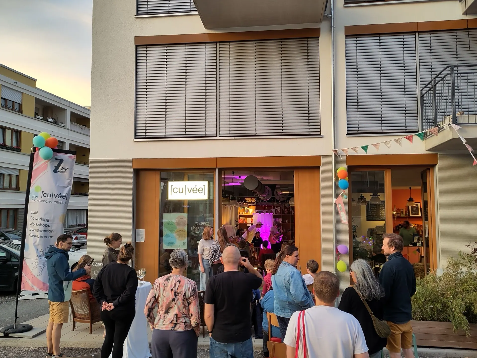 Lauer Sommerabend mit Live-Musik vor dem Cuvée